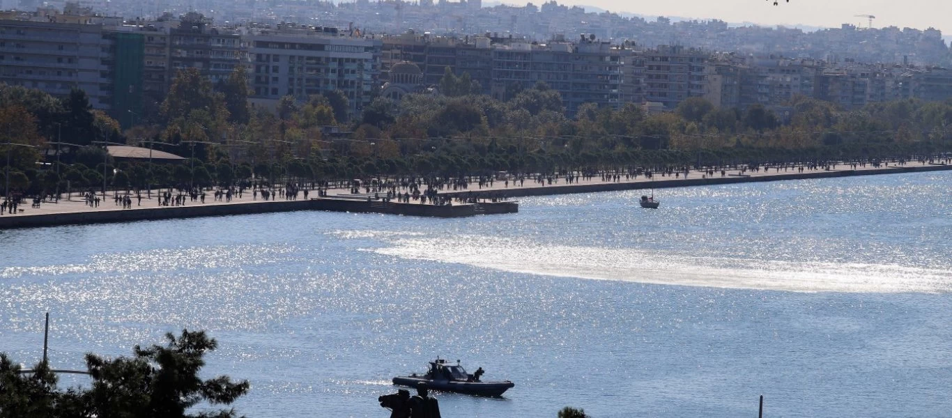 Θεσσαλονίκη: Μια νεκρή αγελάδα στα νερά του Θερμαϊκού - Πως βρέθηκε εκεί; (φώτο - βίντεο)